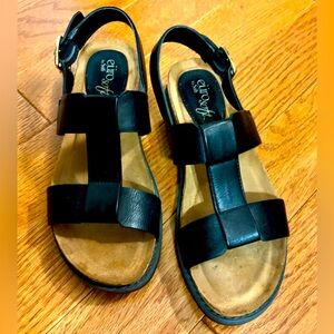 ‼️SALE-SALE-SALE‼️ Black T-strap EuroSoft sandals, size 6.5, like new!🖤